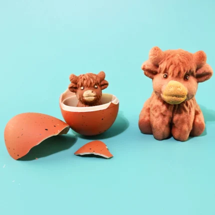 Augantis kiaušinis – Škotijos kalnų karvutė 6cm (Growing Egg Highland Cow)