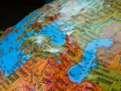 Gaublys reljefinis Uranio, 30cm lietuvių kalba