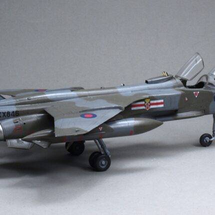 Klijuojamas plastikinis modeliukas Jaguar T.2 1/72