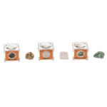 Mineraliniai akmenys dėžutėje su didinamuoju stiklu