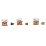 Mineraliniai akmenys dėžutėje su didinamuoju stiklu