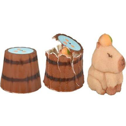 Kapibara auganti iš kamieno